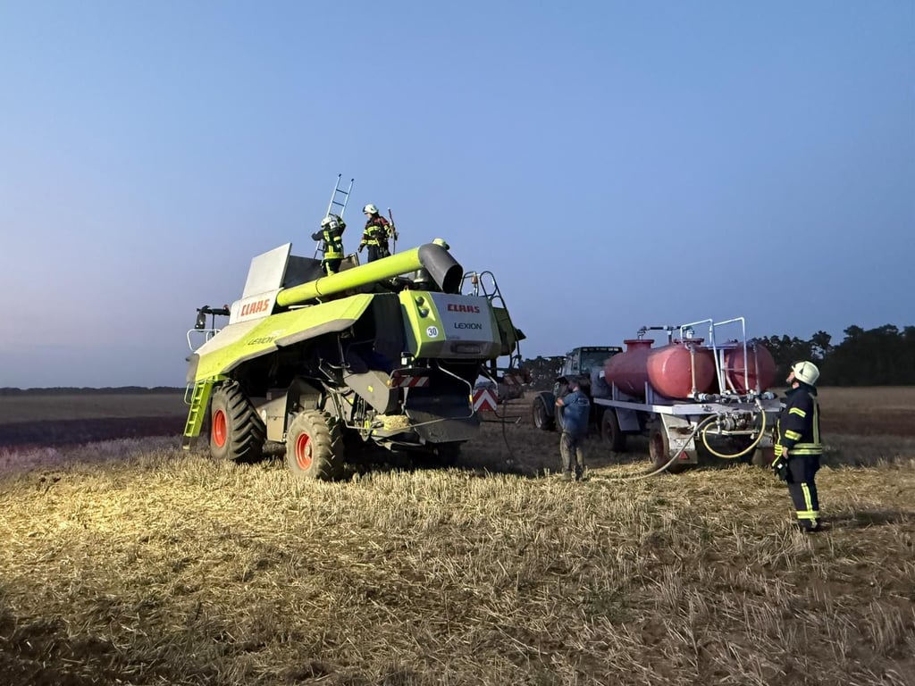 Am Abend ist auf einem Feld nahe Trüben ein Mähdrescher in Brand geraten.