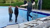 Bei einer Begehung des kaputten Bergschwimmbads in Altenbrak.