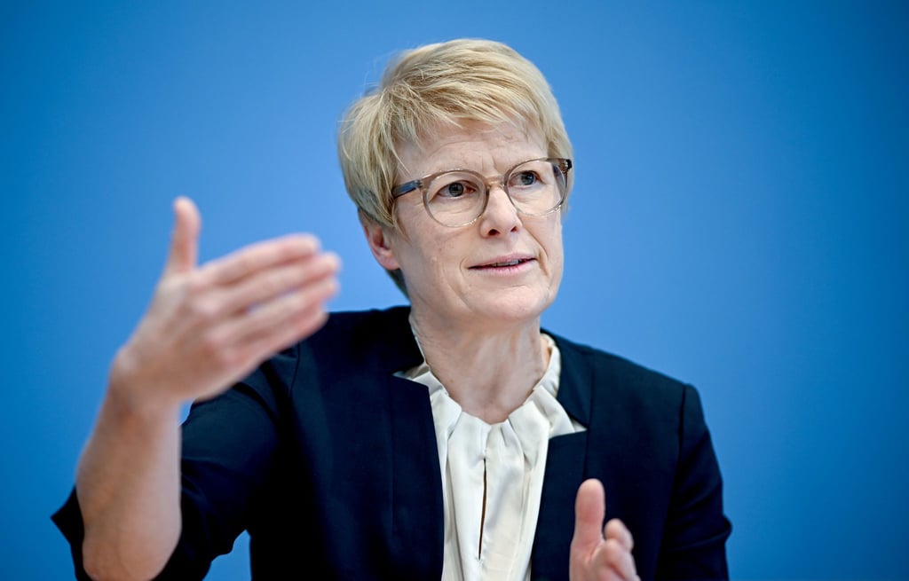 „Wenn man den Menschen Versprechungen macht, die man am Ende nicht halten kann, dann sorgen sie nicht privat vor, obwohl viele es könnten“, meint die Wirtschaftsweise Veronika Grimm. (Archivbild)