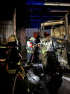In einer Scheune im Akener Ortsteil Kühren brannte am Sonntagmorgen ein Traktor.