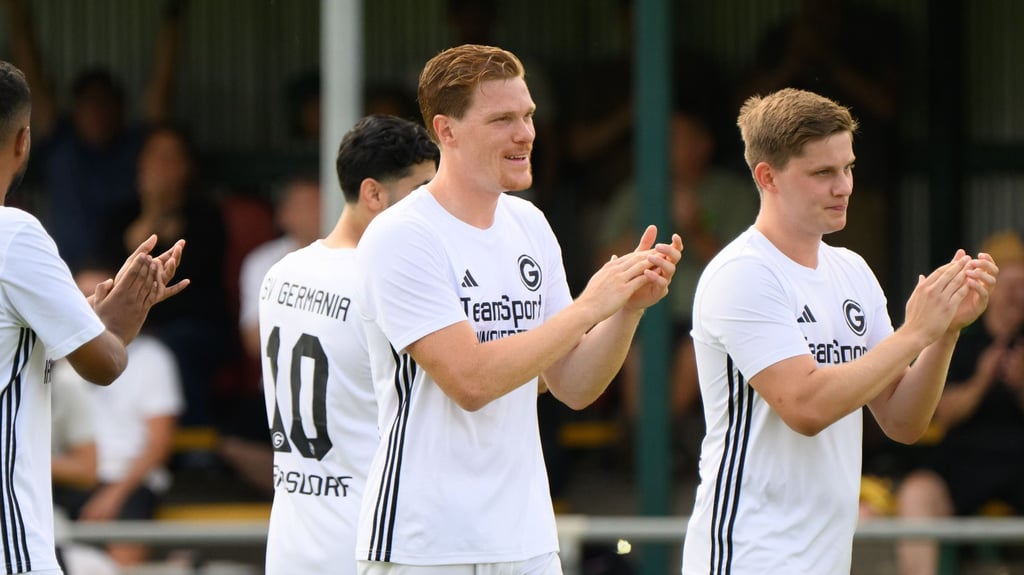 Nun in der Kreisliga aktiv: Ex-Profi Marcel Halstenberg (2.v.r).