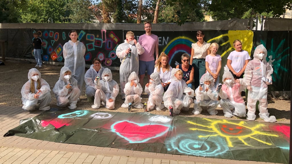 Die Drittklässler der Reinhard-Keiser-Grundschule Teuchern präsentierten mit Initiatorin Gabriele Bauer (hintere Reihe, 4.v.r.), Sekretärin Michaela Pollmächer (5.v.r.) sowie den pädagogischen Mitarbeitern Elina Kühling (3.v.r.) und Stephan Auer (5.v.r.) ihr Projekt.