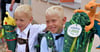  Der fünfjährige Anton (l.) muss noch ein Jahr warten, bevor er wie sein Bruder Arthur, der am Sonnabend in Barby eingeschult wurde, eine „richtige“ Schultüte bekommt. 