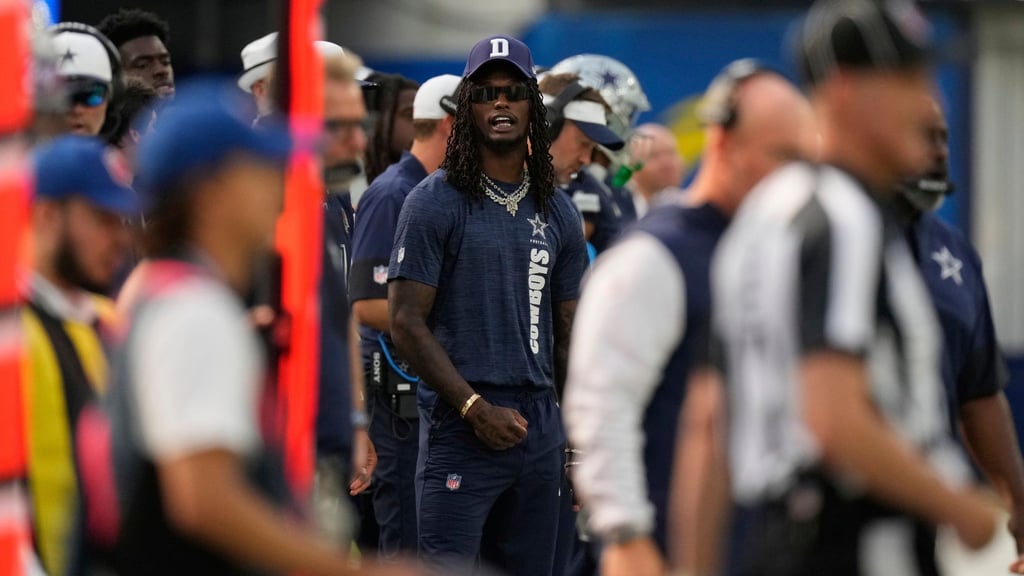 NFL-Profi Lamb (Mitte) wurde von einem Schiedsrichter über den Haufen gerannt.