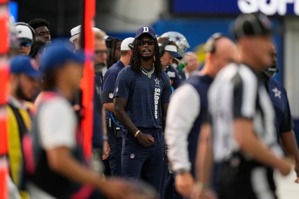 NFL-Profi Lamb (Mitte) wurde von einem Schiedsrichter über den Haufen gerannt.