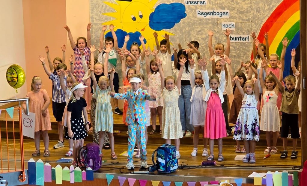 Die Schülerinnen und Schüler der zweiten Klassen der Grundschule Nord in Stendal führen ein Programm für ihre neuen Mitschüler auf.