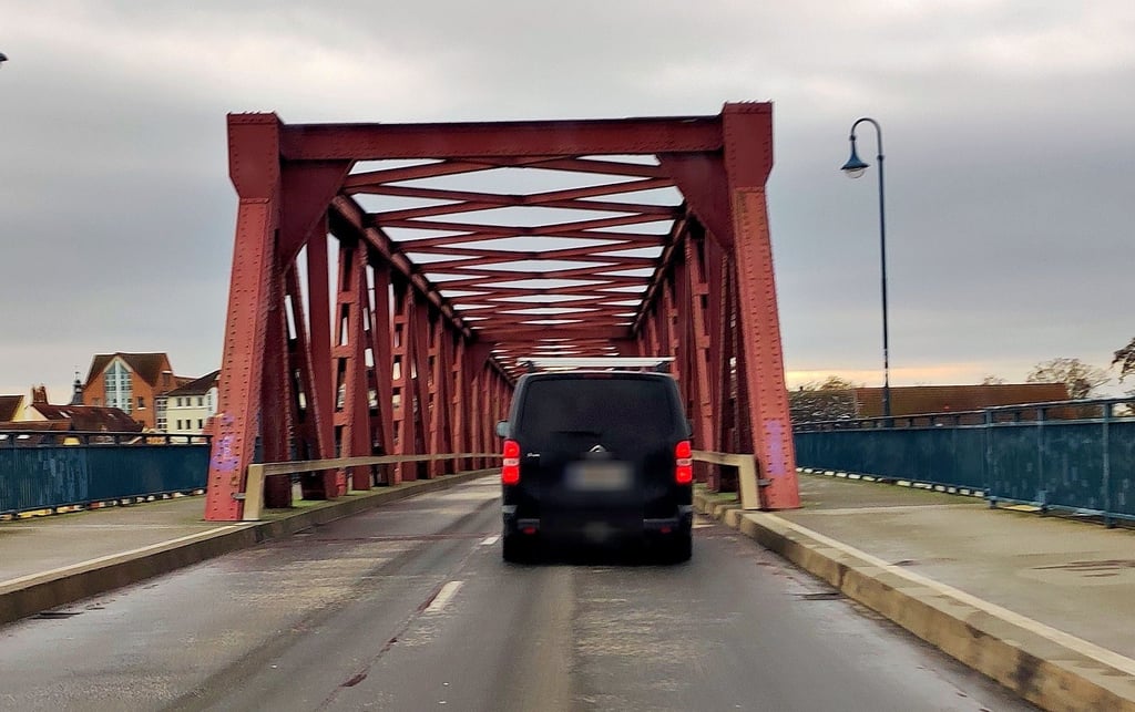 Laut einer Nachricht im Bürgermelder kommt es auf der Ernst-Thälmann-Brücke zu teils aggressiven Fahrmanövern.