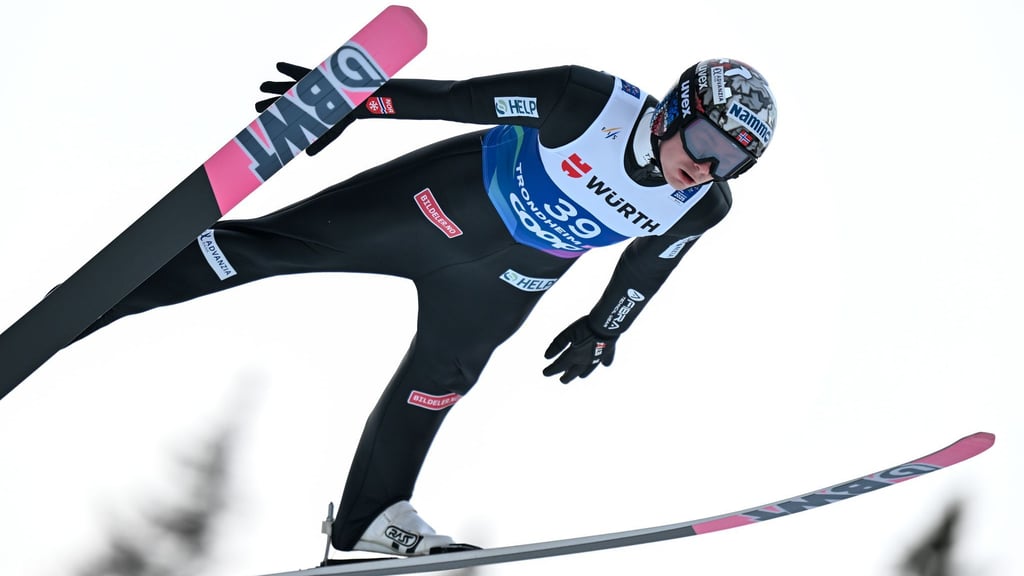 Weltmeister Marius Lindvik hofft auf ein mildes Urteil im WM-Anzugskandal.