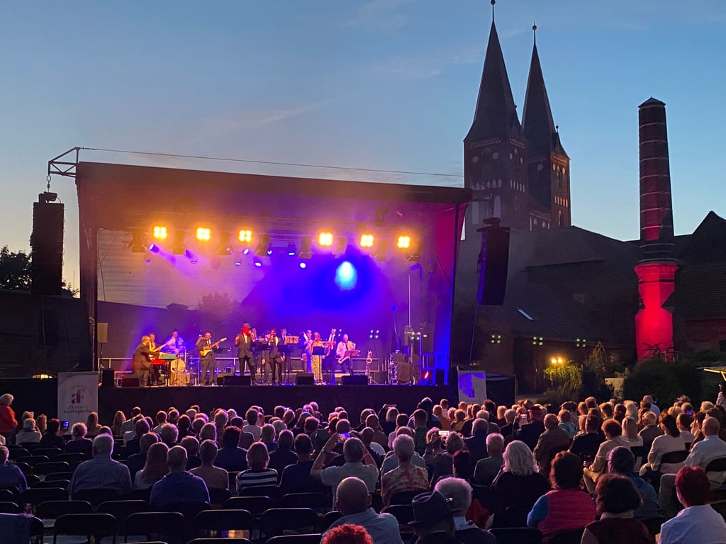 Die Kulisse des Jerichower Klosters beeindruckte die Gäste beim Jazz-Festival.