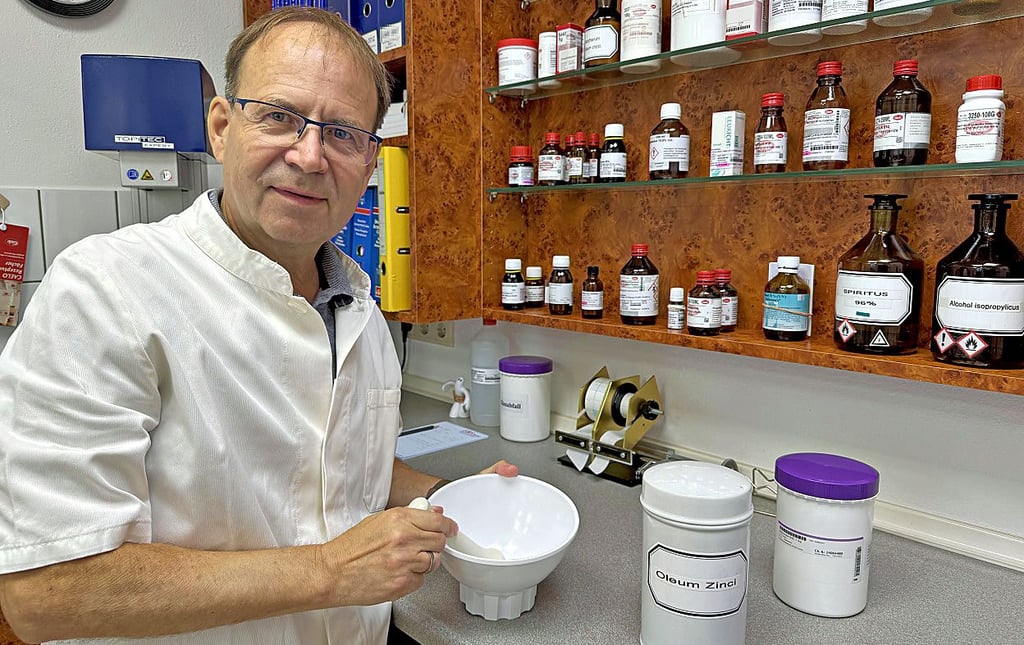 Apotheker Jörg Preininger mischt in der Möckeraner „Erlenapotheke“ manche Medikamente noch selbst an.