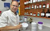 Apotheker Jörg Preininger mischt in der Möckeraner „Erlenapotheke“ manche Medikamente noch selbst an.