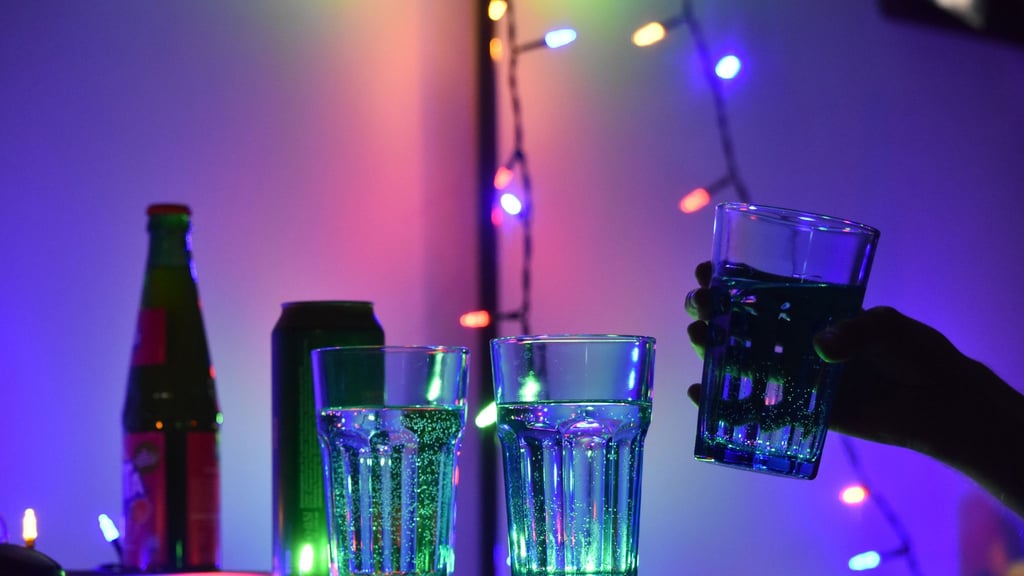 Ausgelassen feiern, und dann das: nach einem Schluck aus dem Glas plötzliche Bewusstlosigkeit. Dann können K.-o.-Tropfen im Spiel sein.