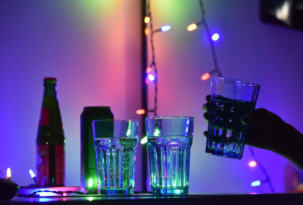 Ausgelassen feiern, und dann das: nach einem Schluck aus dem Glas plötzliche Bewusstlosigkeit. Dann können K.-o.-Tropfen im Spiel sein.
