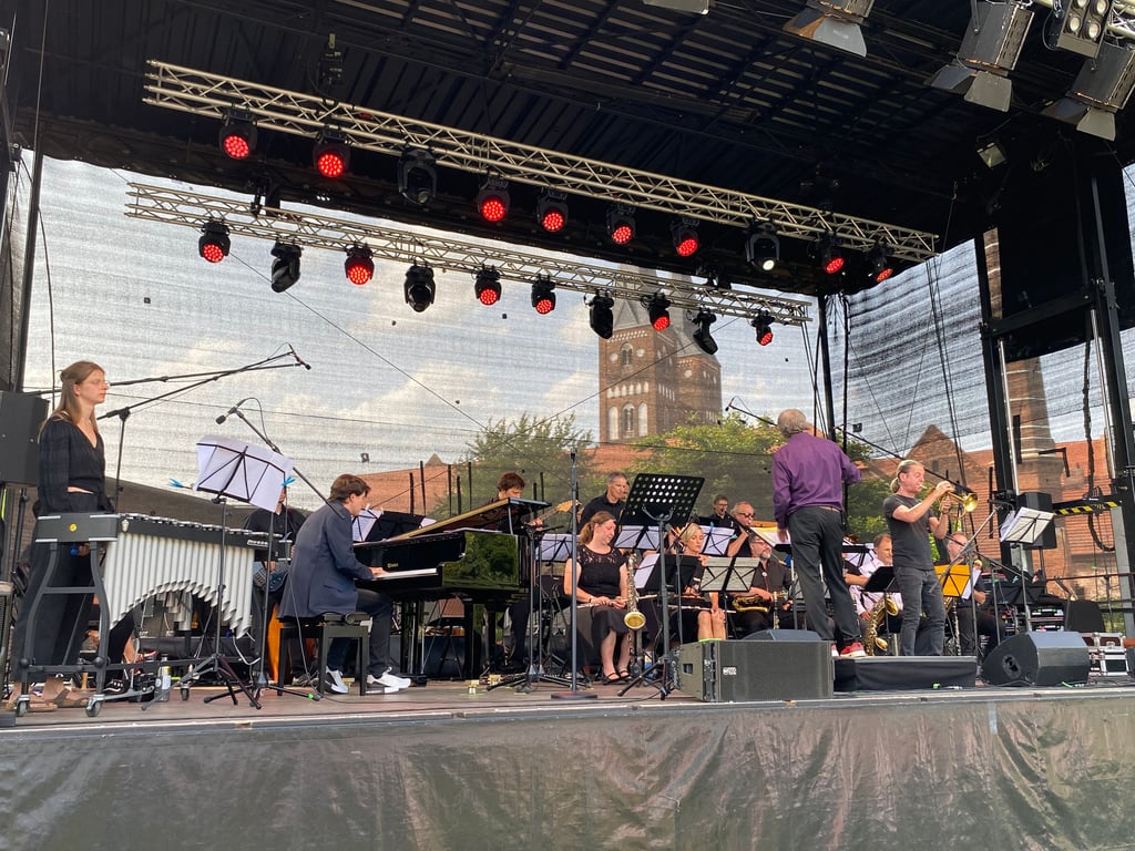 Die KON-Bigband des Telemann Konservatoriums Magdeburg unter der Leitung von Mohi Buschendorf.