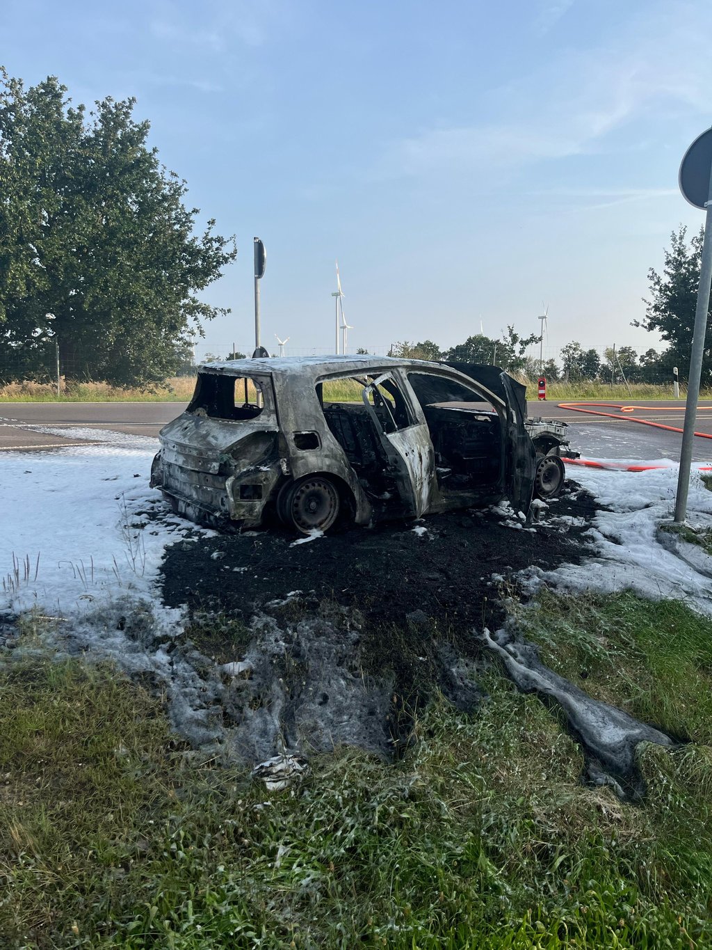 Auto an der A2 komplett ausgebrannt.