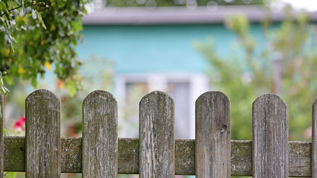Nachbarschaftsstreit? Wo der Zaun wackelt, kann das Schiedsamt helfen. (Symbolbild)