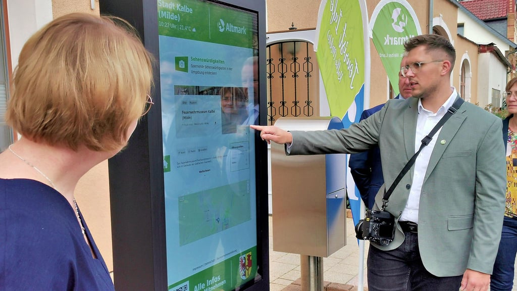 Philip Krahnert vom Tourismusverband hat die Funktionsweise der Info-Stele erläutert.