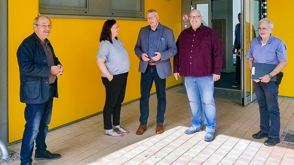 Die Kita in Niederndodeleben wurde gerade neu gebaut. Wie das aussieht und ob ein Neubau für Wolmirstedt die richtige Alternative zur Sanierung wäre, das haben sich jetzt unter anderem Vertreter des Stadtrates zusammen mit dem Bürgermeister der Hohen Börde, Andreas Burger, vor Ort angesehen.