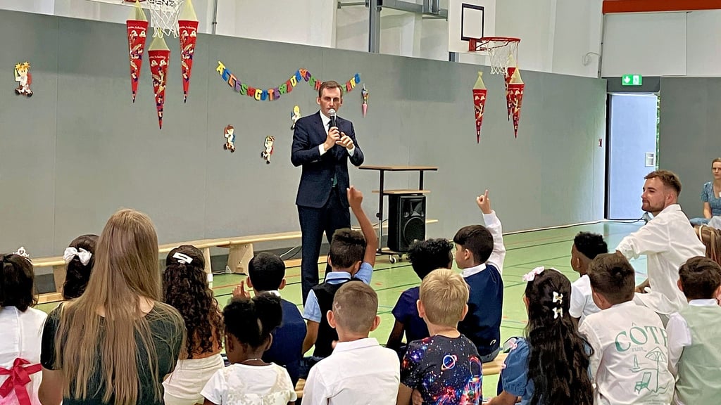Bildungsminister Jan Riedel (CDU) war bei der Einschulung in der Grundschule „Am Heiderand“ zu Besuch.