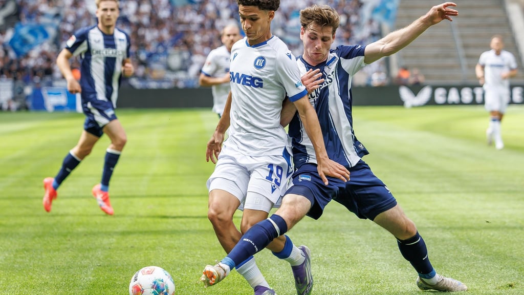Viele Zweikämpfe im Mittelfeld bei Hertha gegen Karlsruhe.