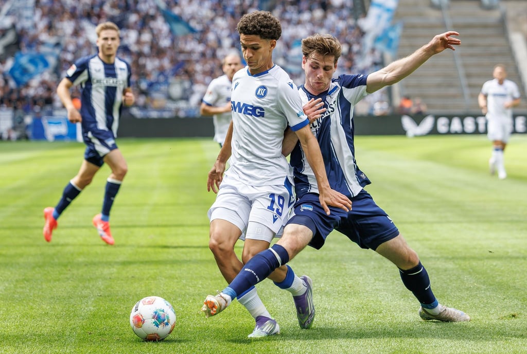 Viele Zweikämpfe im Mittelfeld bei Hertha gegen Karlsruhe.