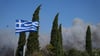 Die Behörden prüfen weiter die Ursachen der Feuer. In einer Ortschaft nahe Athen vermutet der Bürgermeister Brandstiftung.