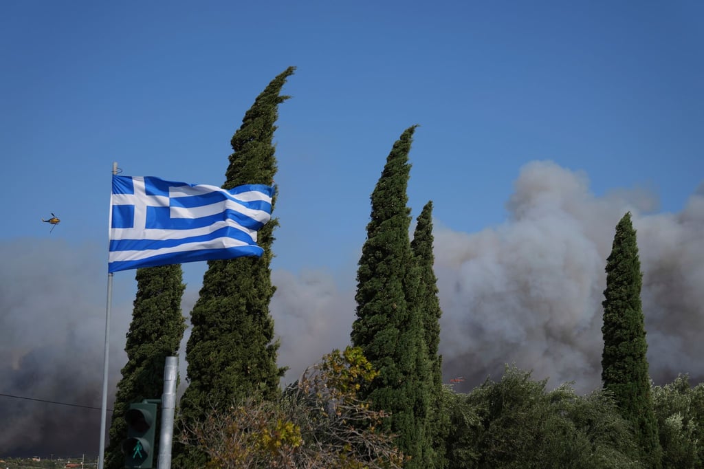 Die Behörden prüfen weiter die Ursachen der Feuer. In einer Ortschaft nahe Athen vermutet der Bürgermeister Brandstiftung.