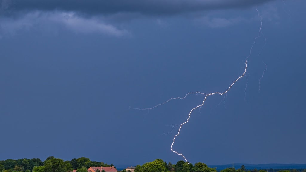 In diesem Sommer sind bislang weniger Blitze bei Gewittern erfasst worden. (Archivbild)