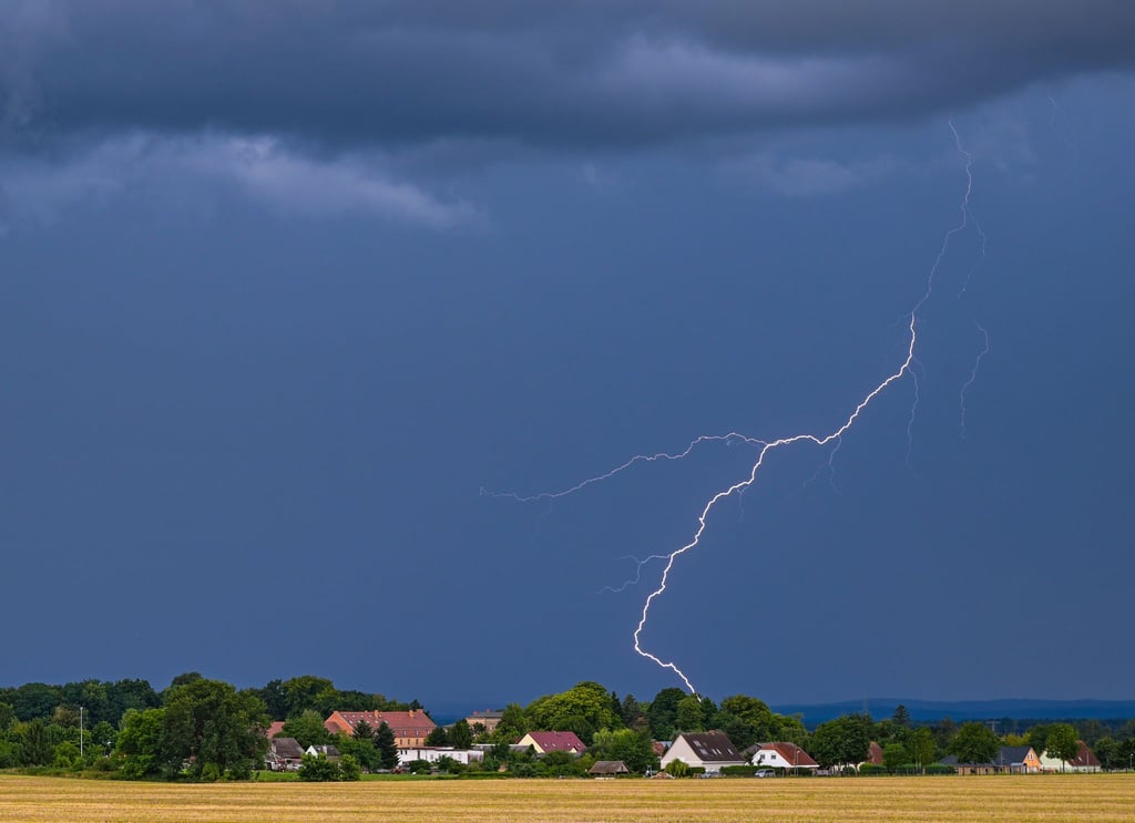 In diesem Sommer sind bislang weniger Blitze bei Gewittern erfasst worden. (Archivbild)