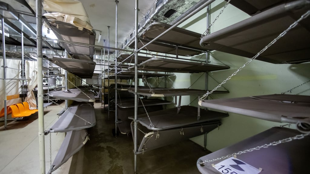 Der Aufenthalts- und Schlafraum im ABC-Bunker unter dem Nürnberger Hauptbahnhof. Der Atomschutzbunker wurde in den siebziger Jahren während des „Kalten Krieges“ gebaut und sollte den Bürgern Schutz vor Atomwaffen oder auch chemischen und biologischen Massenvernichtungswaffen bieten.