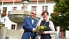Kathrin Pollnow und Klaus-Dieter Rose stehen vor dem Standesamt in Oschersleben (Sachsen-Anhalt).