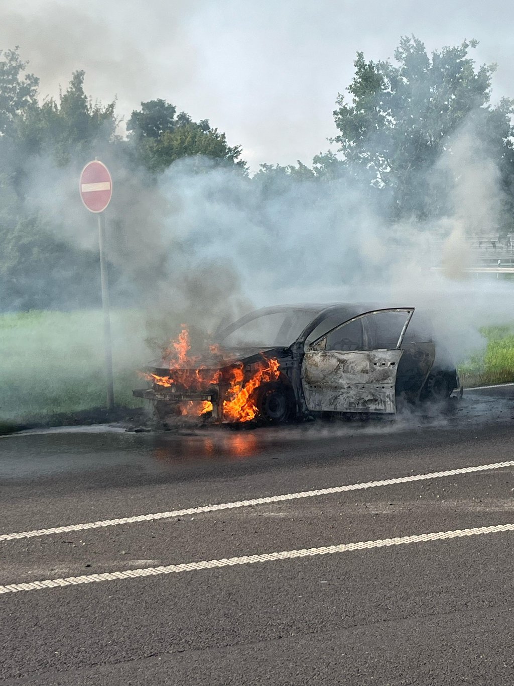 Auto an der A2 brennt komplett aus.
