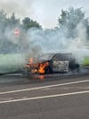 Auto an der A2 brennt komplett aus.