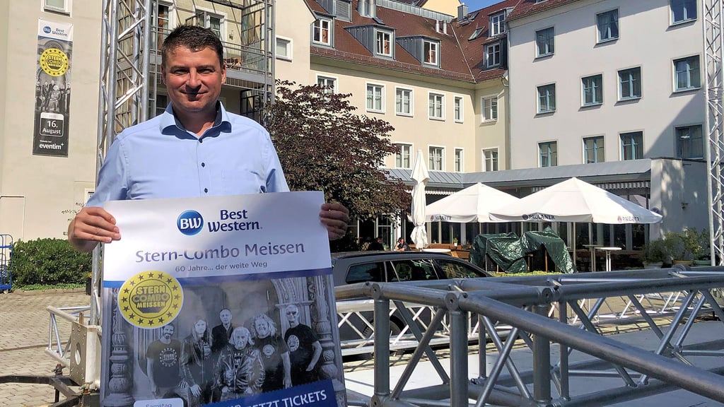 Die Vorbereitungen für das Konzert mit „Stern-Combo Meissen“ laufen bereits: Hotel-Chef Danny Huhn im Hof des Hauses.