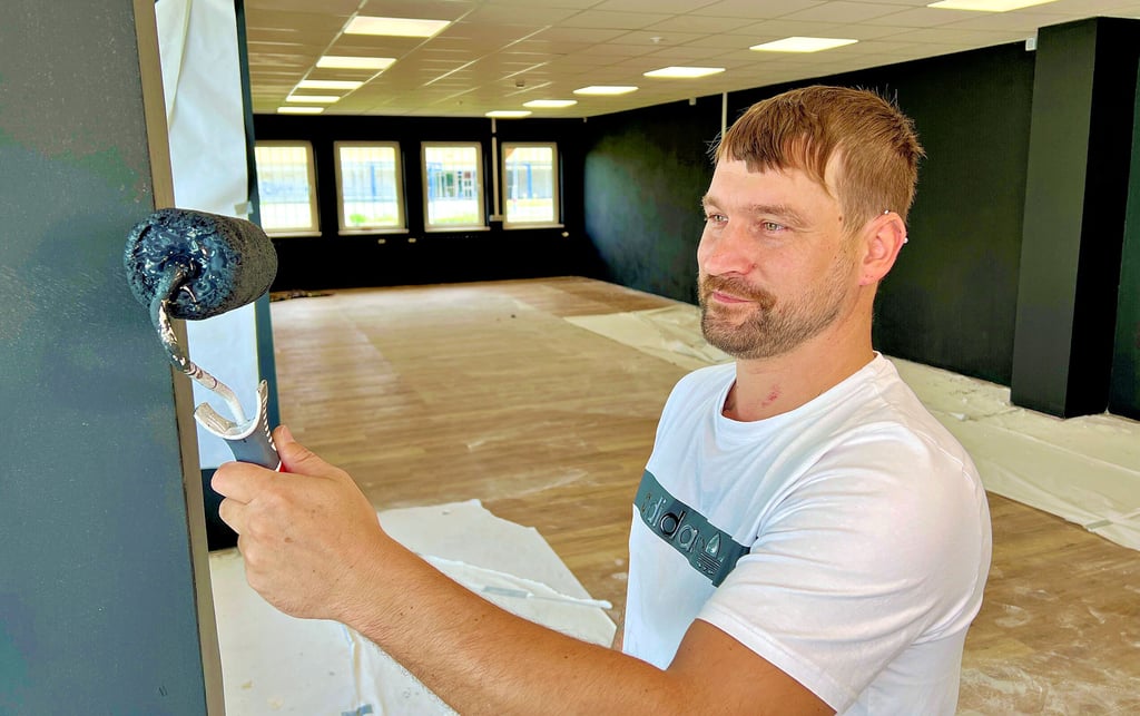 Stefan Reichelt eröffnet in Nienburg den ersten Sieben-Tage-Markt. Derzeit werden noch letzte Renovierungsarbeiten vorgenommen.