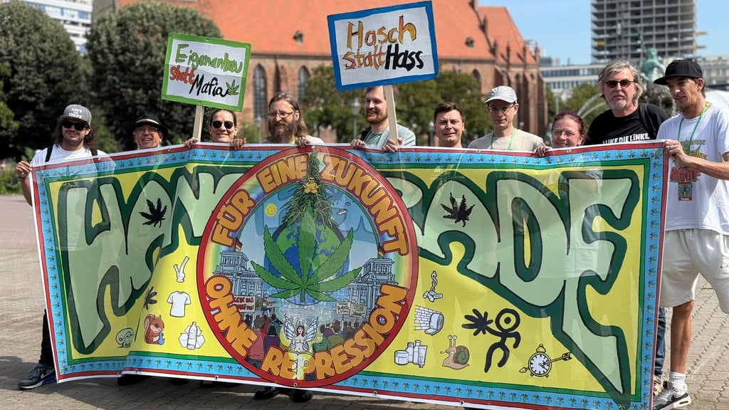 Die Teilnehmer der Hanfparade demonstrierten: „Für eine Zukunft ohne Repression“.