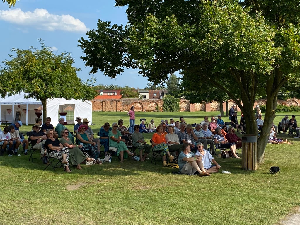 Samstag waren Plätze im Schatten begehrt.