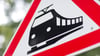 Ein Unfall an einem Bahnübergang ging glimpflich aus. (Symbolbild)