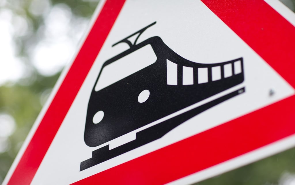Ein Unfall an einem Bahnübergang ging glimpflich aus. (Symbolbild)