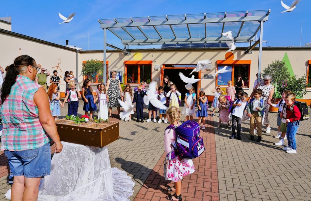 In der Grundschule Nord in Stendal wurden für die Jungen und Mädchen zur Einschulung weiße Tauben in die Lüfte entlassen.