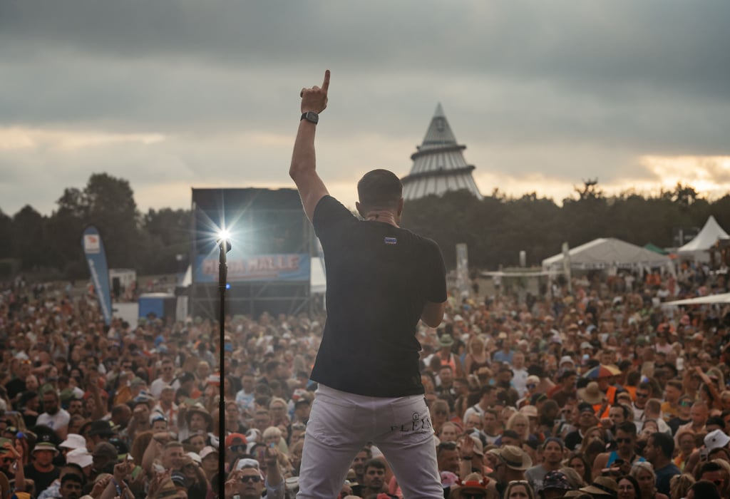 Zum dritten Mal kommt die größte Mallorca-Party in Ostdeutschland nach Magdeburg: Am 16. August kommen Stars wie julian Sommer, Knossi und Vanessa Mai in den Elbauenpark.
