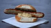 Wann und wo gab es die erste Bratwurst? Eine Urkunde könnte darüber Aufschluss geben. (Archivbild)