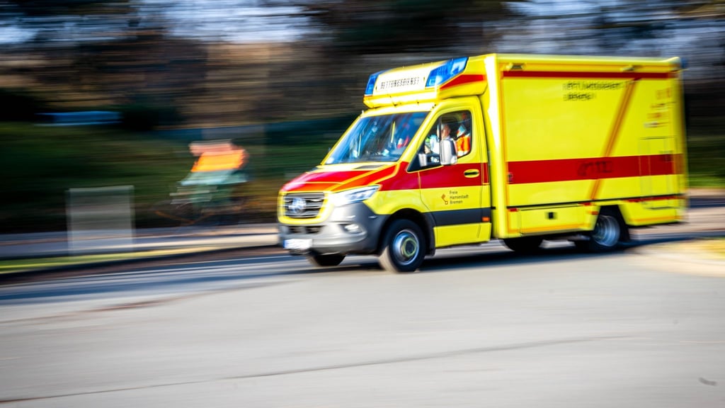 Ein Krankenwagen ist auf der B189 mit einem Pkw kollidiert.