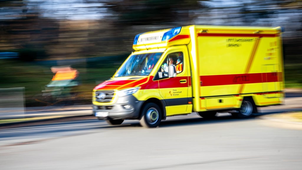 Ein Krankenwagen ist auf der B189 mit einem Pkw kollidiert.