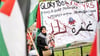 Nach Angaben der Polizei kamen im Stadtteil Neukölln etwa 250 Menschen zusammen.