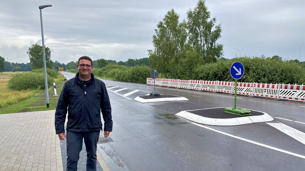 Mösers Bürgermeister Denny Hitzeroth vor der neuen Querungshilfe und dem um einige Meter verschobenen Ortsschild an der B1 Ortsausgang Richtung Burg.