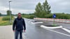 Mösers Bürgermeister Denny Hitzeroth vor der neuen Querungshilfe und dem um einige Meter verschobenen Ortsschild an der B1 Ortsausgang Richtung Burg.