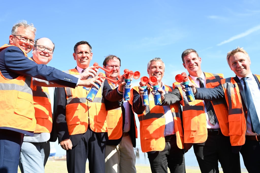Ministerpräsident Lies, Umweltminister Meyer und weitere Gäste geben gemeinsam das Startsignal für den Bau des neuen Großschiffsliegeplatzes in Emden.