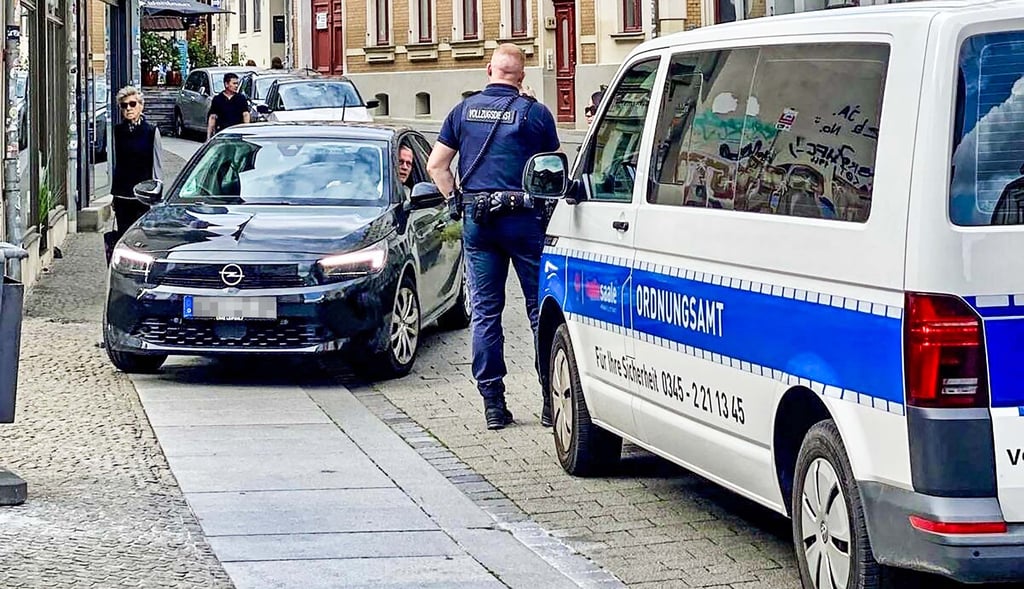 Ärger für rentitente Autofahrer in Halles Innenstadt: Das Ordnungsamt kontrolliert die Einhaltung des Durchfahrtverbots, das in der Kleinen Uli zwischen 11 und 6 Uhr gilt.