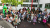 Die ABC- Schützen der Klasse 1b der Anhalt-Grunschule bekommen von Ihren Eltern die Zuckertüten